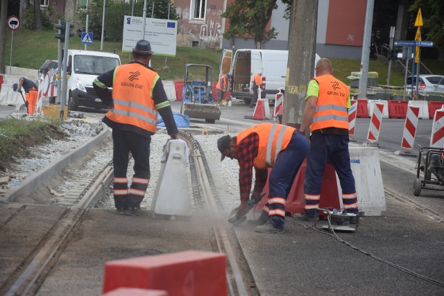 W poniedziałek prace trwały m.in. na wysokości wyjazdu sprzed pałacyku ślubów. Lada moment przejedzie tędy tramwaj.