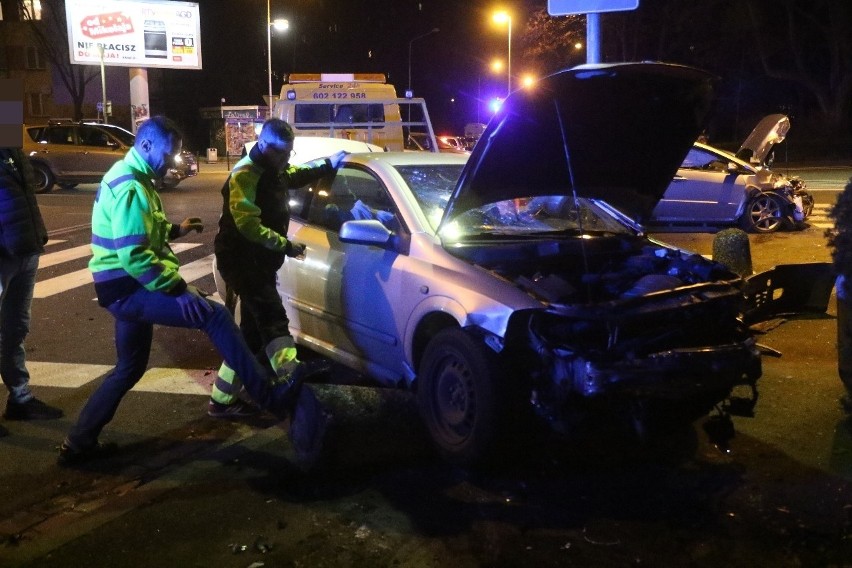 Wypadek na Zachodniej przy kościele. Samochód wpadł na chodnik 