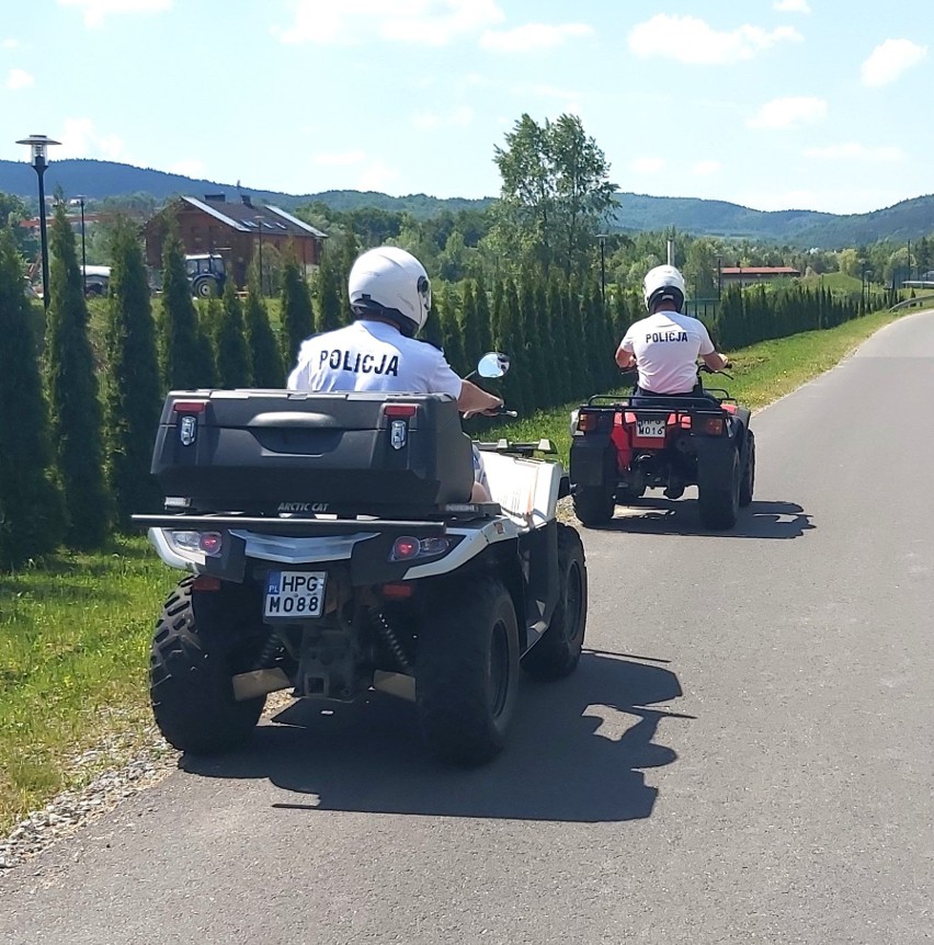 Policja patroluje wody i brzegi Jeziora Mucharskiego....