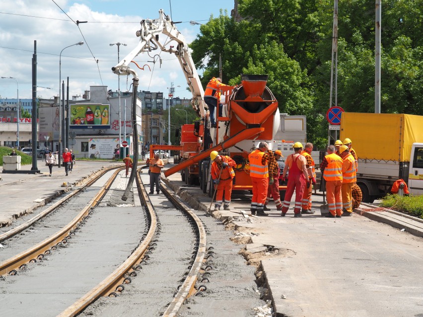 Obecnie miasto remontuje 300-metrowy odcinek torowiska na...