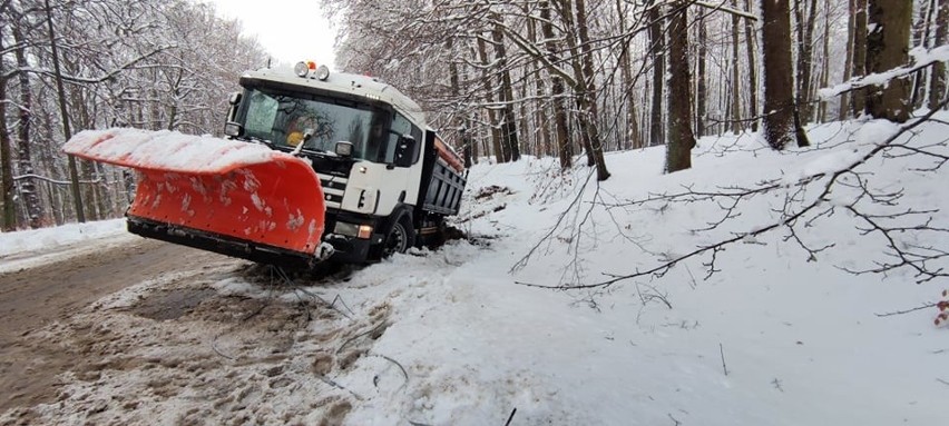 Atak zimy w Koszalinie i regionie. Spadło kilkanaście centymetrów śniegu. Fatalne warunki na drogach [RAPORT]