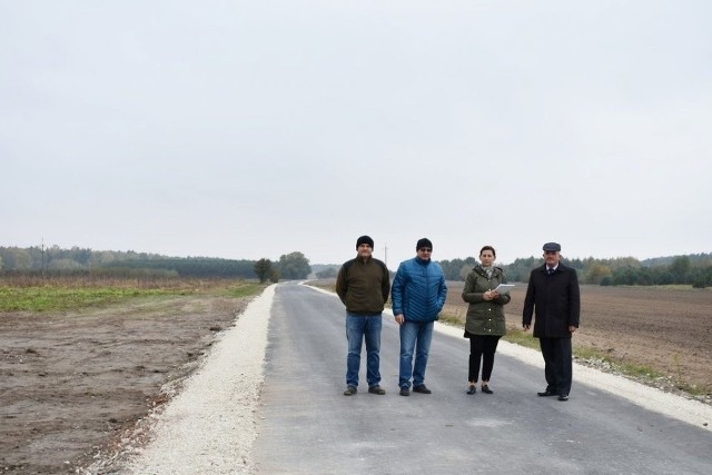 Przedstawiciele władz gminy Rusinów odebrali wyremontowaną drogę w Przystałowicach Małych.