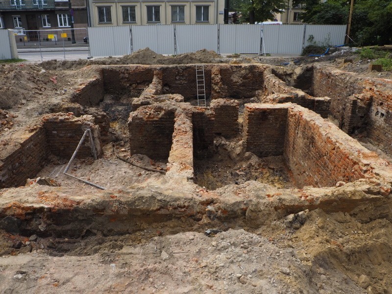 Kraków. Mury odsłonięte przez archeologów na placu budowy przy ul. Lubicz. Będzie więcej znalezisk?