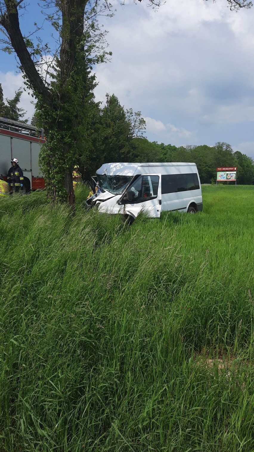 Poważny wypadek busa w Bziance. Na miejscu zdarzenia lądował śmigłowiec Lotniczego Pogotowia Ratunkowego [ZDJĘCIA]
