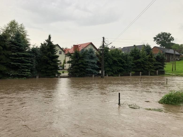 Powódź w Małopolsce. Kilkadziesiąt osób ewakuowanych. Woda wdarła się nawet do szpitala