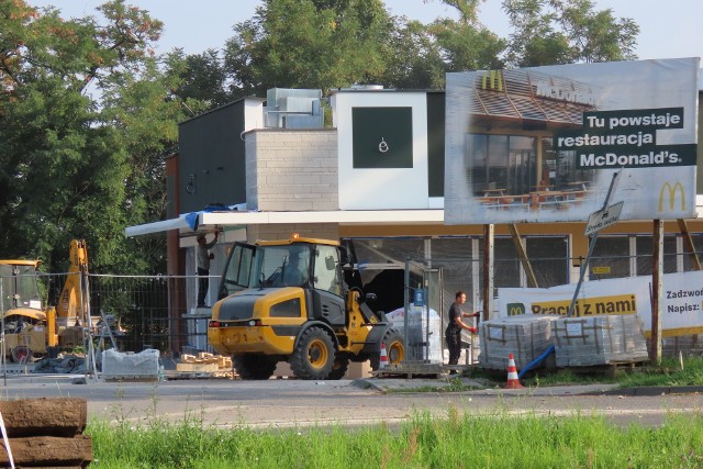 Widać już nową elewację restauracji McDonald's w Będzinie. Inauguracja została jednak przesunięta na październik 