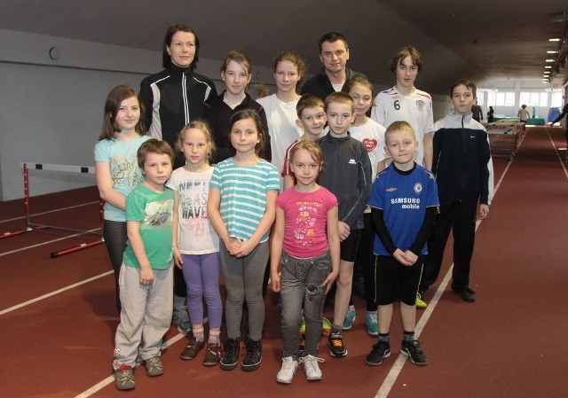 Zajęcia z dziećmi prowadzi trener lekkoatletów ZTE Radom Artur Błasiński. (na górze trzeci z lewej)