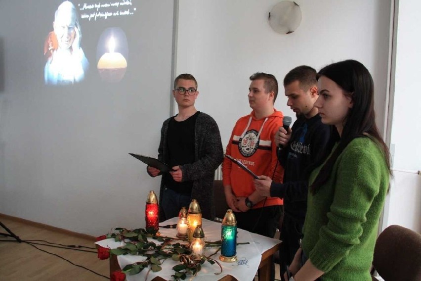Młodzież przypomniała życie i pontyfikat Jana Pawła II mieszkańcom Domu Pomocy Społecznej w Sandomierzu
