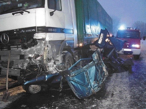 Kierowca fiata uno, zdaniem jadących za nim pasażerów renaulta, nie jechał szybko. Jednak warunki na drodze sprawiły, że wpadł w poślizg i znalazł się na pasie, którym z naprzeciwka jechał tir.