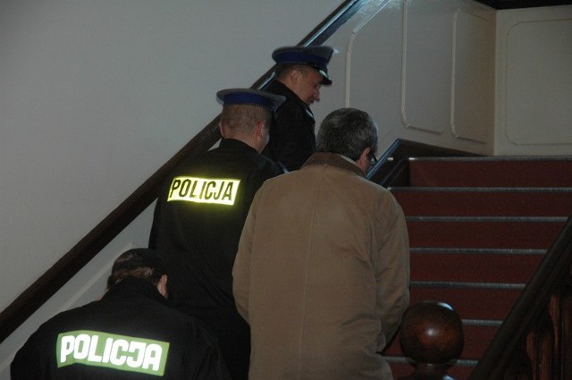 Mirosław K. został w środę wprowadzony do sądu w asyście policjantów