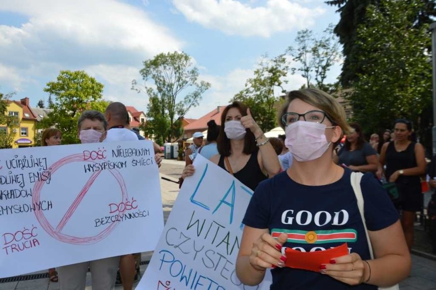 Z czerwonymi kartkami w rękach i maskami na twarzach zapowiadają kolejne protesty