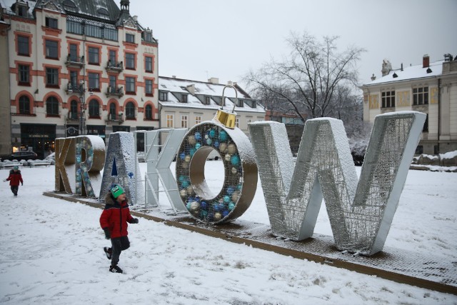Zima w Krakowie. Dzieci w końcu mają okazję do zabaw na śniegu