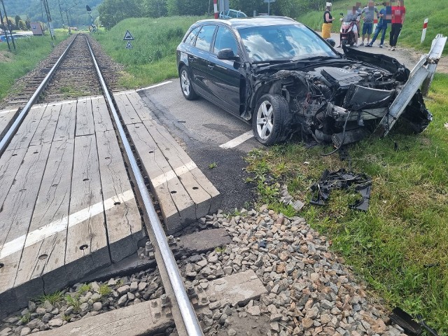Czarne Audi A4 B8 ucierpiało w zderzeniu z pociągiem, ale na szczęście nikomu z podróżujących nic poważnego się nie stało