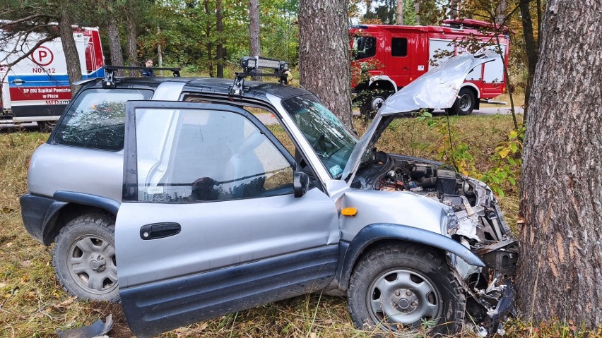 Wypadek na trasie Wierzbiny – Bemowo Piskie. Terenowa toyota zjechała z drogi i wbiła się w drzewo