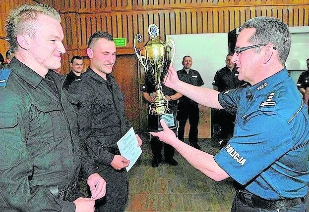 Nagrody wręczył zwycięzcom inspektor Andrzej Sabik - zastępca podkarpackiego komendanta wojewódzkiego policji.