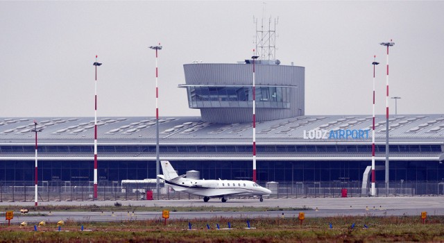 Od końca października, Lufthansa zawiesi loty do Monachium realizowane z łódzkiego lotniska - informuje portal pasazer.com. Tak wynika z systemu rezerwacyjnego tych linii. W czwartek, 10 października, władze łódzkiego lotniska wydały oświadczenie w tej sprawie.CZYTAJ DALEJ NA NASTĘPNYM SLAJDZIE.