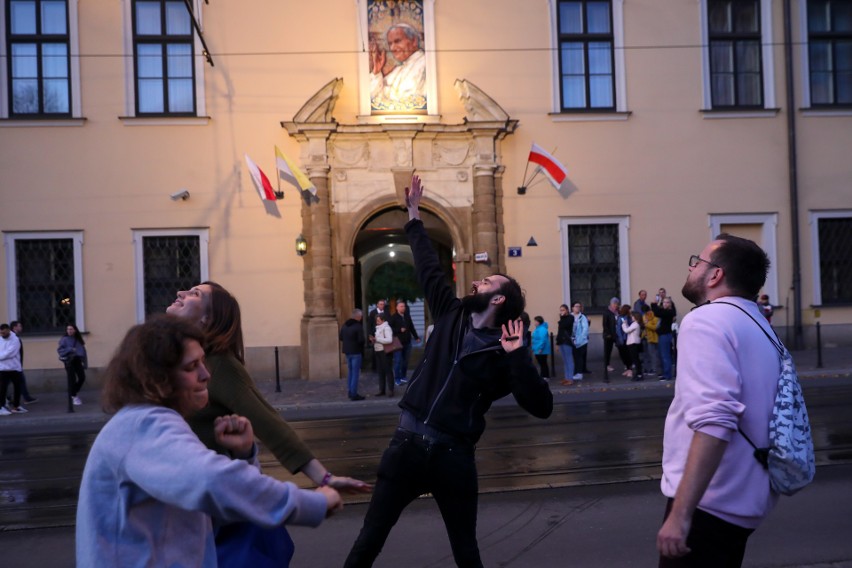 Więzienie za edukację seksualną? Protest środowisk LGBT przed krakowską kurią 