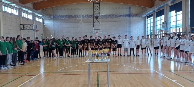 Drużyny ze szkół podstawowych walczyły w Mistrzostwach Powiatu Białobrzeskiego w mini koszykówkę. Zawody odbyły się w hali sportowej "Jedynki" w Białobrzegach.