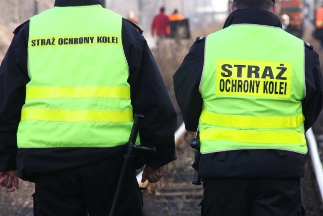 Patrol wylegitymował mężczyzn, którzy przebywali na terenie kolejowym.