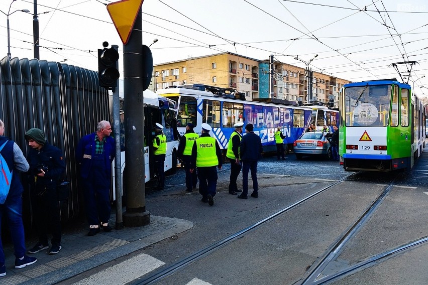 Wypadek na Bramie Portowej w Szczecinie: zderzenie tramwaju...