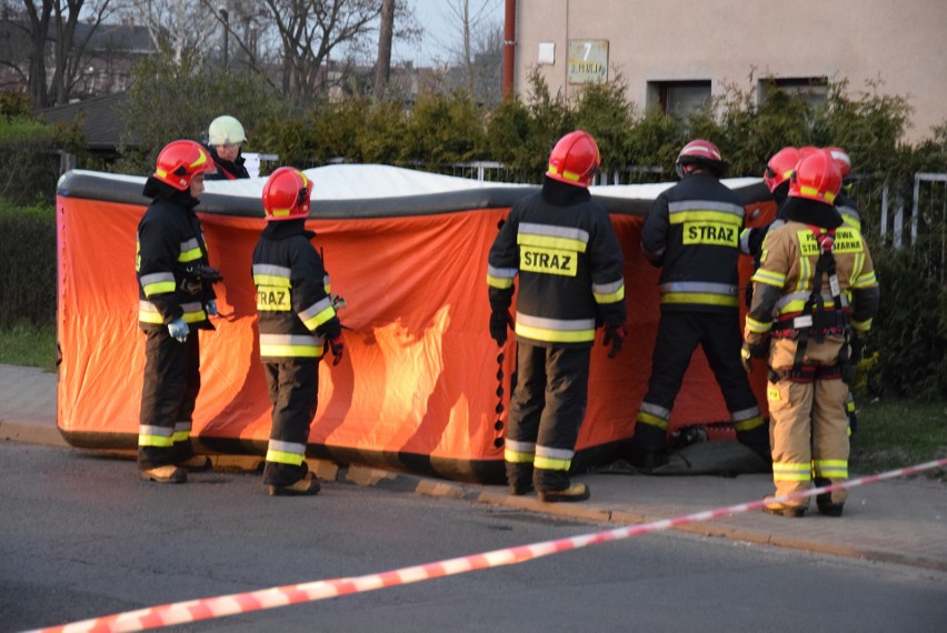 Mężczyzna siedział na dachu i rzucał dachówkami w strażaków. Akcja na Reja w Kędzierzynie-Koźlu