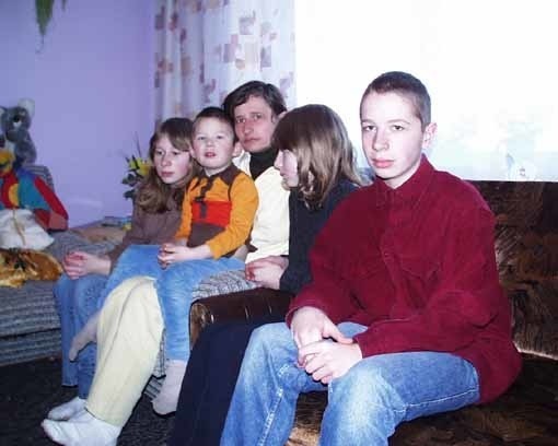 Joanna Michałek i jej dzieci śpią u znajomych, a w ciągu dnia przebywają u matki. Na zdjęciu 5-letni Krzyś (na kolanach u mamy), 13-letnia Weronika, 14-letnia Magda i 15-letni Kamil
