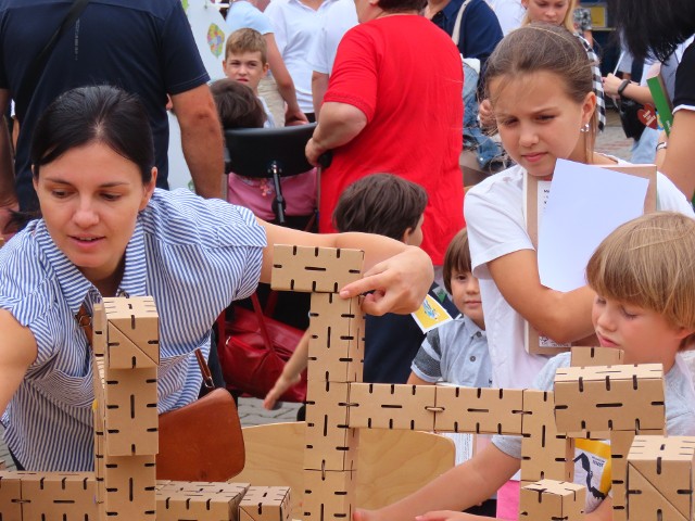 To już szósty Piknik Naukowy Centrum Nauki Keplera w Zielonej Górze. W tym roku odbywa się pod hasłem "Nauka ponad granicami", także z uwagi na polsko-niemieckie źródło finansowania. Całość została podzielona na strefy: kosmos, przyroda, eksperyment i partnerzy, w których przygotowano pokazy i doświadczenia.