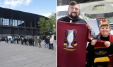 Kolejki przed stadionem Pogoni. Kibice odbierają pakiet na finał Pucharu Polski [ZDĘCIA]