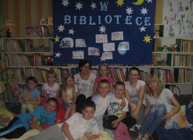 Uczestnicy akcji w bibliotece w Nowinach. 