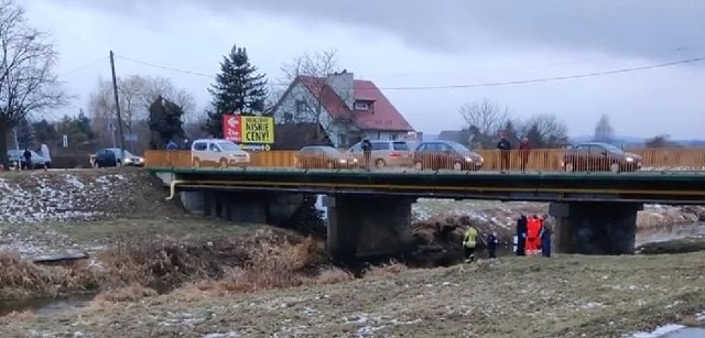 Rzeczy należące do 38- letniego mieszkańca Ostrowca, znaleziono na brzegu rzeki Kamiennej, w okolicy mostu na ulicy Żeromskiego.
