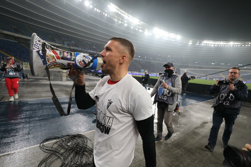 Lukas Podolski z kolegami długo świętowali zwycięstwo nad...