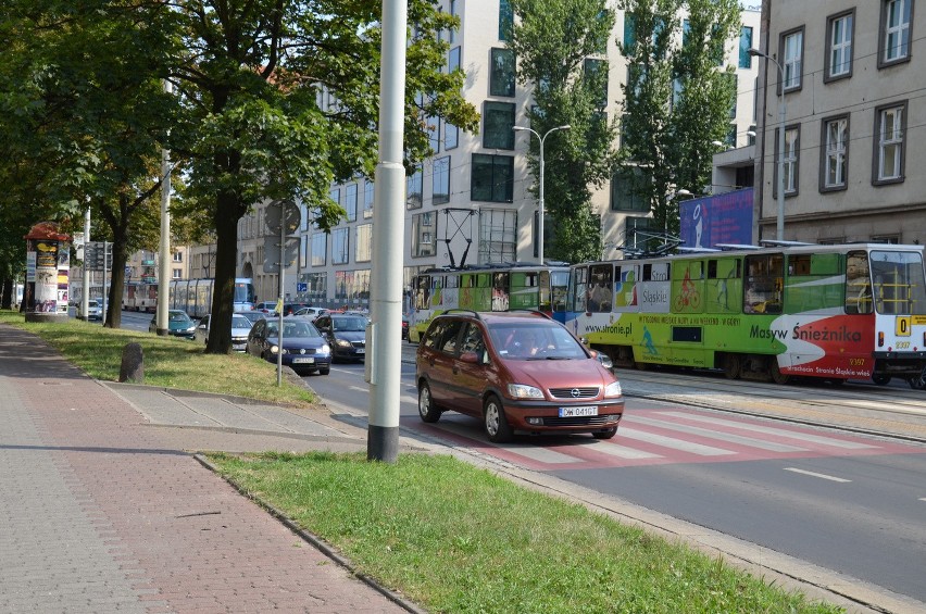 Wrocław: Tramwaj wykoleił się na skrzyżowaniu Piłsudskiego i Świdnickiej (ZDJĘCIA)