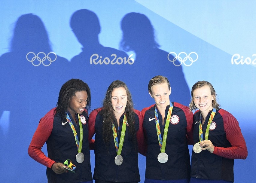 Amerykańskie pływaczki prezentują swoje srebrne medale