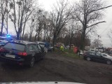 Wypadek na ulicy Obornickiej we Wrocławiu. Samochód rozbił się na drzewie [ZDJĘCIA]