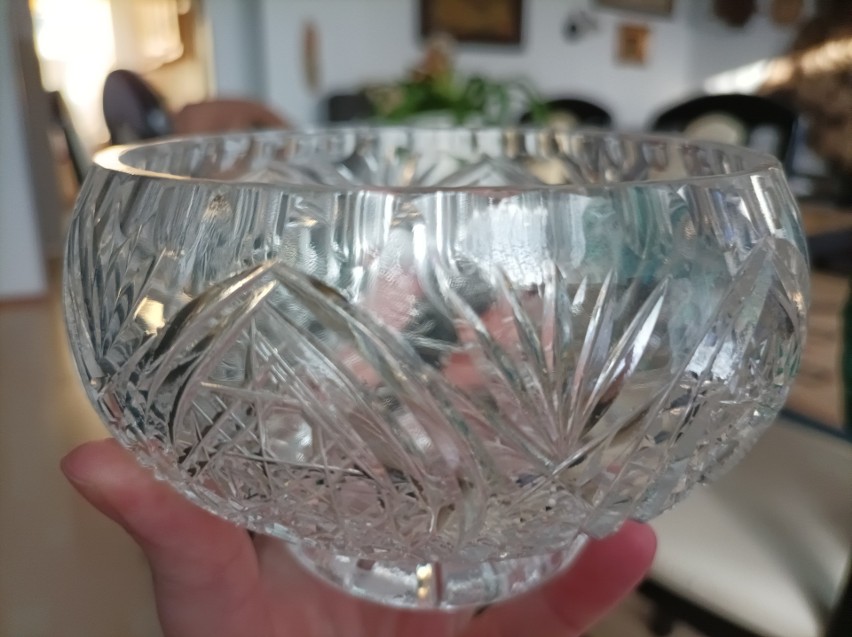 Kryształowe naczynia i te z kolorowego szkła produkowane w...