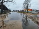 "Jedno wielkie jezioro". Tak wygląda droga dojazdowa do nowego przedszkola w Glinnie