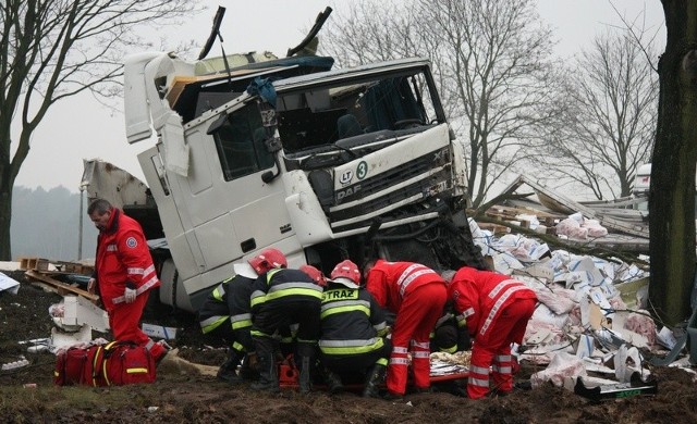 Pijanego kierowcę tira z Litwy ratują medycy ze świebodzińskiego pogotowia ratunkowego.