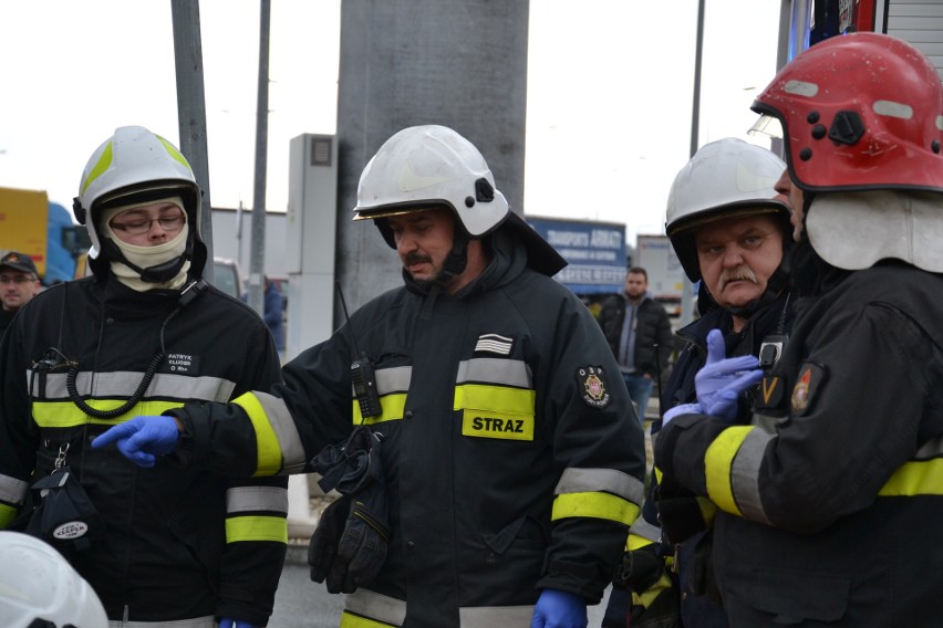 Przy autostradzie A1 w Żorach autobus stanął w ogniu. Strażacy wyciągali rannych ZDJĘCIA