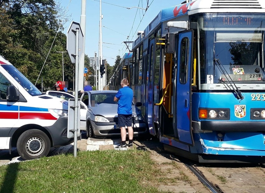 Wypadek tramwaju i samochodu na pl. Powstańców Śląskich we...