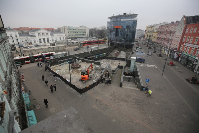 Plac Stulecia w Sosnowcu jest rozkopany. Prace trwają przy pomniku Jana Kiepury i w dolnej części PatelniZobacz kolejne zdjęcia. Przesuwaj zdjęcia w prawo - naciśnij strzałkę lub przycisk NASTĘPNE