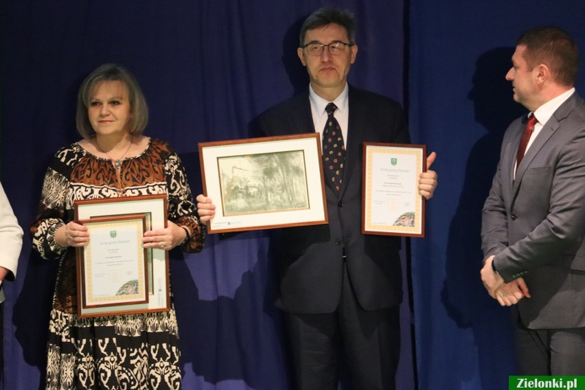 Nagrodzeni urzędnicy podczas gali 50-lecia gminy Zielonki
