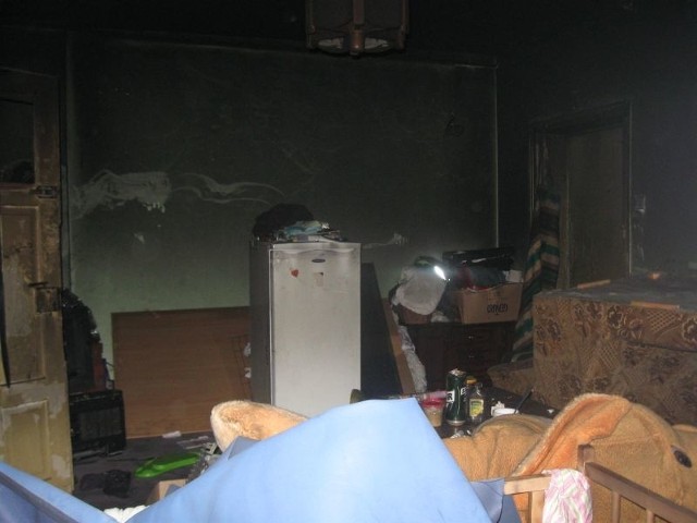 Mieszkanie zostało mocno uszkodzone przez pożar.