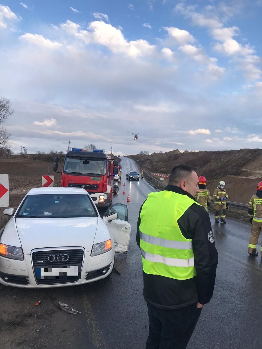 Wypadek na obwodnicy Świecia. Zderzyły się trzy samochody, dwie osoby ranne, w tym 10-letni chłopiec