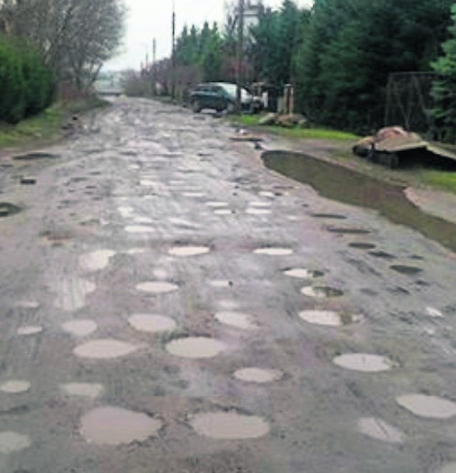 Ulica Jaskółek. - Mimo obietnic droga nadal nie została naprawiona - komentuje autorka zdjęcia