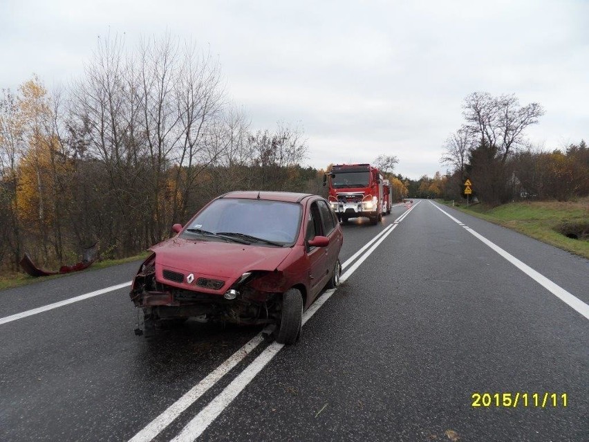 Wypadek w Młynach. Na łuku drogi samochód wypadł z jezdni