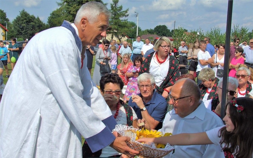 Burmistrz Nowej Dęby Wiesław Ordon częstował wszystkich...