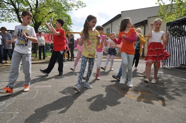 Uczniowie społecznej dali pokaz tańca nowoczesnego na dniu otwartych drzwi. 