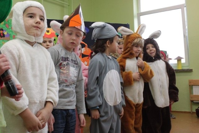 Przedstawienie w wykonaniu uczniów z zerówki w Stawkach