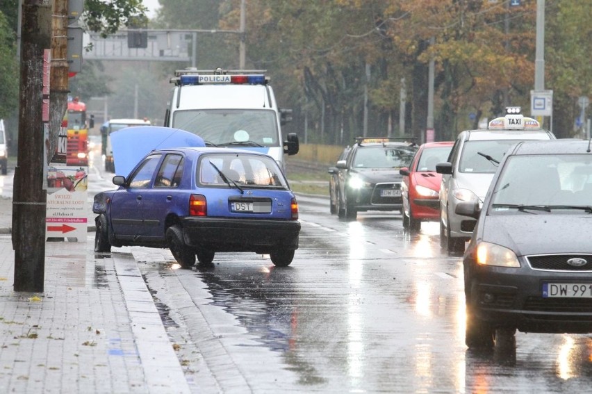 Wypadek na Hallera. Zderzyły się nissan i vw