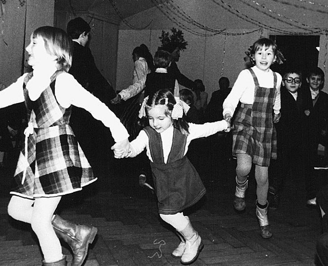 Zabawa choinkowa dla dzieci w Sławieńskim Domu Kultury (zdjęcie z końca lat 70. XX wieku). W latach 90. zaprzestano organizowania zabaw